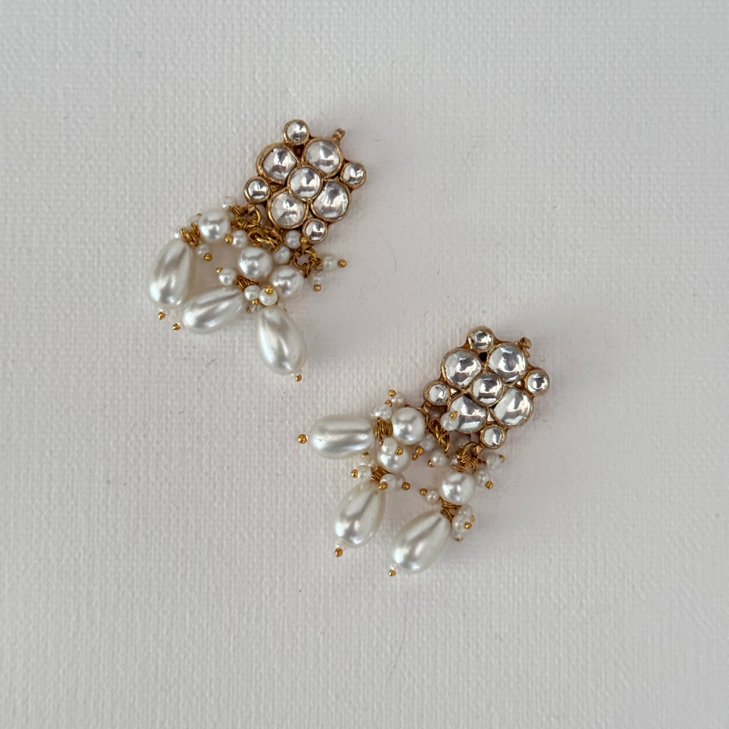The Ishara Pearl Choker Set - detailed view of pearl and gold design